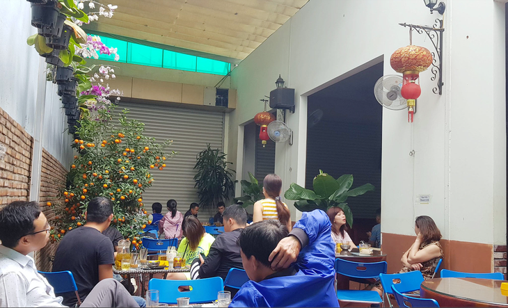 Vợ bí mật bán cà phê khi giãn cách, chồng phó trưởng phòng cảnh sát bị kiểm điểm - Ảnh 1. Vợ bí mật bán cà phê khi giãn cách, chồng phó trưởng phòng cảnh sát bị kiểm điểm - Ảnh 1.