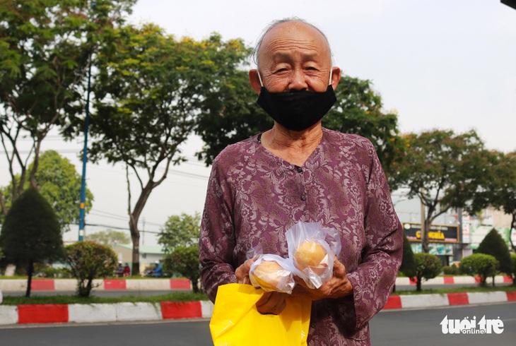 Bạn trẻ phát bánh mì miễn phí mỗi sáng để giúp người nghèo mỗi người một ổ, gian khổ vượt qua - Ảnh 5.