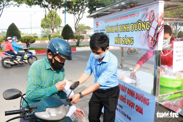 Bạn trẻ phát bánh mì miễn phí mỗi sáng để giúp người nghèo mỗi người một ổ, gian khổ vượt qua - Ảnh 1.