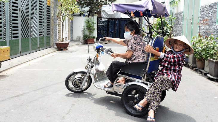 Dìu nhau vượt dịch - Ảnh 3. Dìu nhau vượt dịch - Ảnh 3.