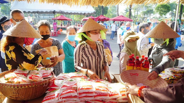 Người dân nhận gạo được ‘năn nỉ’ nhận thêm rau sạch, trứng, dầu ăn - Ảnh 3.