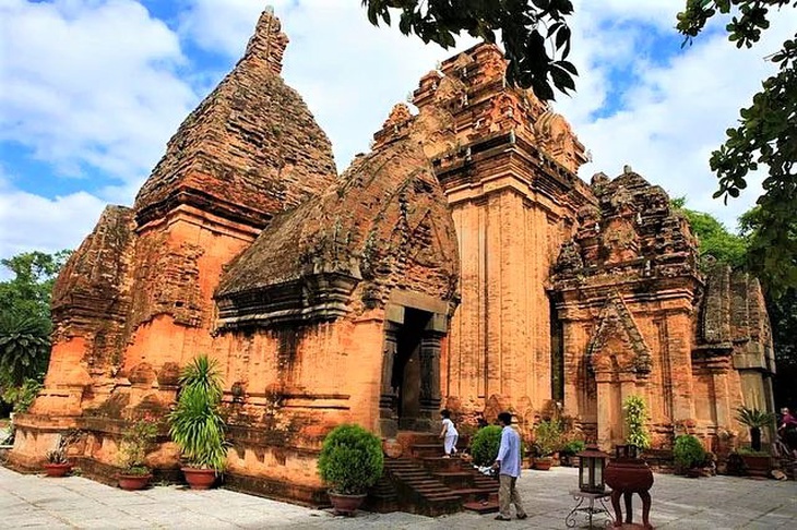 Tháp Bà Ponagar và Hòn Chồng Nha Trang mở cửa trở lại - Ảnh 1.