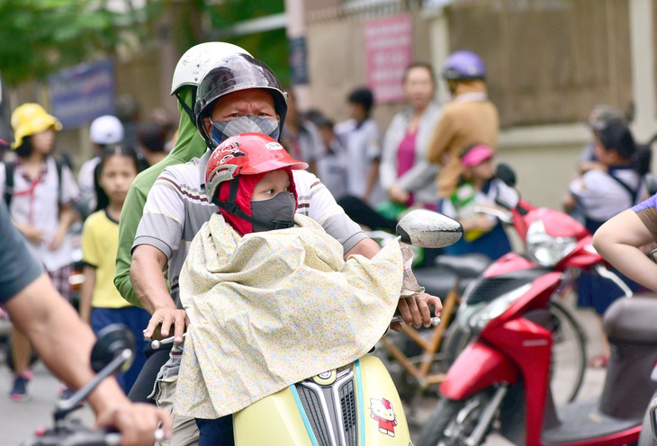 Dịp lễ, TP.HCM, Hà Nội ngày nắng nóng, chiều tối có mưa dông nguy hiểm - Ảnh 1.