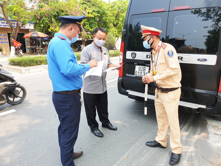 Quảng Nam lập chốt kiểm soát không phải ngăn sông cấm chợ - Ảnh 2.