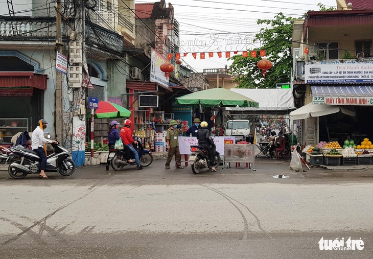 Nhiều đường ngang, lối tắt tại Hải Phòng bị chặn để cấm đi lại - Ảnh 1.