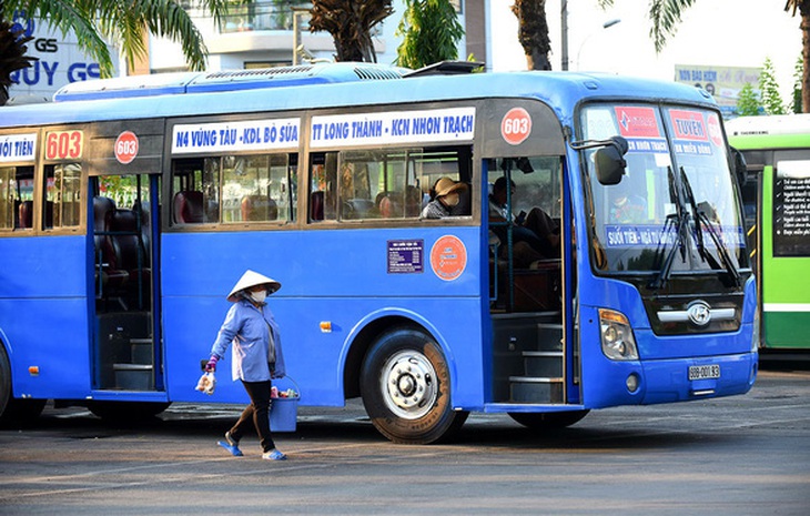 Đưa đón công nhân mùa dịch khó khăn, TP.HCM xin Thủ tướng gỡ vướng - Ảnh 1.