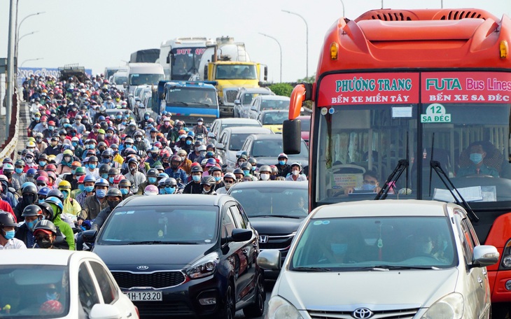 Cửa ngõ miền Tây, phà Cát Lái đông nghẹt