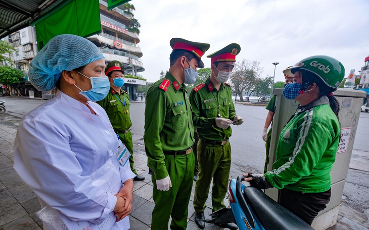 Hà Nội nói có đủ căn cứ xử phạt người dân ra đường không có lý do cần thiết