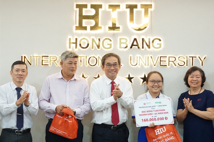 Nhiều suất học bổng khủng cho thí sinh có điểm cao - Ảnh 1. Nhiều suất học bổng khủng cho thí sinh có điểm cao - Ảnh 1.