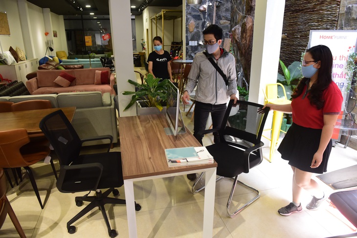 Hối hả mua bàn, ghế làm việc ở nhà - Ảnh 1. Hối hả mua bàn, ghế làm việc ở nhà - Ảnh 1.