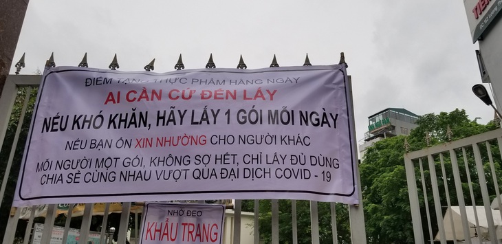 Giữa cái rét nàng Bân thủ đô, gói quà giản dị ấm lòng ai cần cứ đến lấy - Ảnh 4.