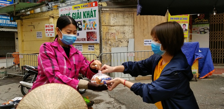 Giữa cái rét nàng Bân thủ đô, gói quà giản dị ấm lòng ai cần cứ đến lấy - Ảnh 1.