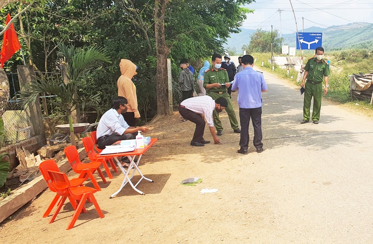 Không chấp hành kiểm tra y tế tại chốt kiểm soát còn tấn công công an - Ảnh 1.