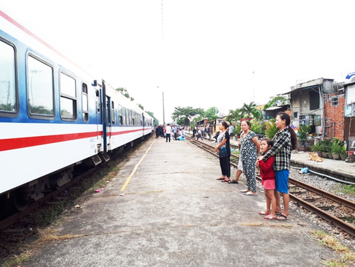 Chỉ đạo hạn chế bán vé xe lửa Hà Nội, Sài Gòn đến ga Tam Kỳ - Ảnh 1.