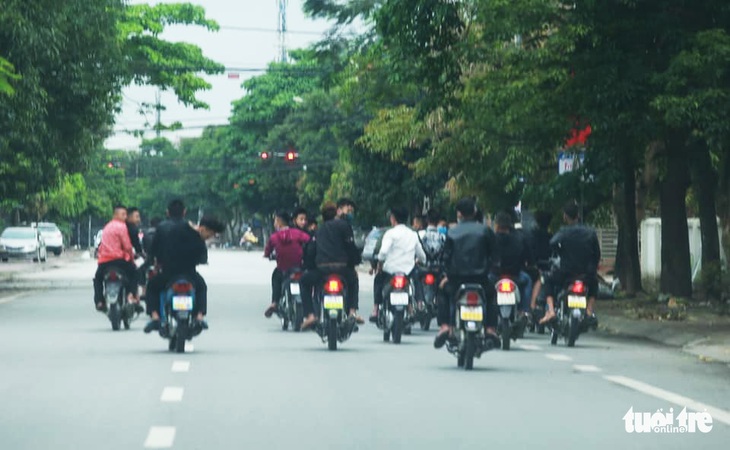 Cả chục xe máy 5 không dàn hàng, chạy nghênh ngang trong mùa dịch - Ảnh 2. Cả chục xe máy 5 không dàn hàng, chạy nghênh ngang trong mùa dịch - Ảnh 2.