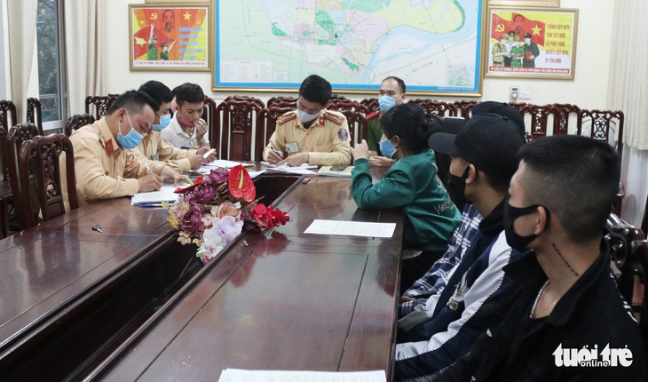 Cả chục xe máy 5 không dàn hàng, chạy nghênh ngang trong mùa dịch - Ảnh 1. Cả chục xe máy 5 không dàn hàng, chạy nghênh ngang trong mùa dịch - Ảnh 1.