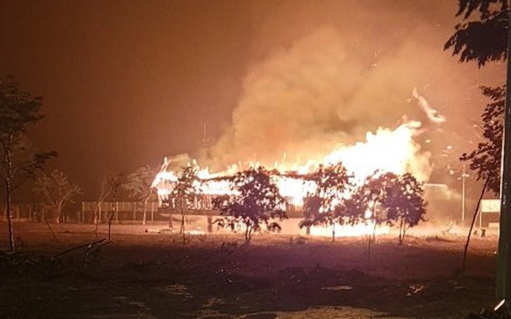 Cháy nhà rông lớn và đẹp bậc nhất của người Ba Na ở Quảng Ngãi - Ảnh 2.