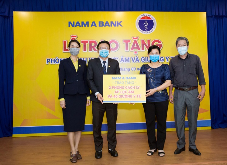 Nam A Bank tặng 2 phòng cách ly áp lực âm và 40 giường y tế - Ảnh 1.