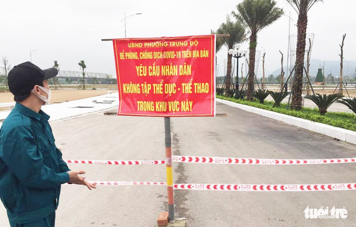 Vinh lập các chốt ngăn người ra nơi công cộng tập thể dục - Ảnh 1. Vinh lập các chốt ngăn người ra nơi công cộng tập thể dục - Ảnh 1.