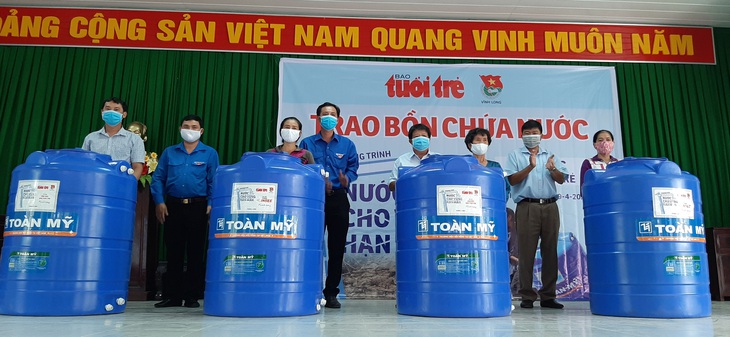 Người dân ở xứ ‘mặn vây tứ bề’ nhận 200 bồn chứa nước - Ảnh 2.