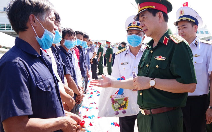 Hải quân bàn giao 30 ngư dân gặp nạn trên biển