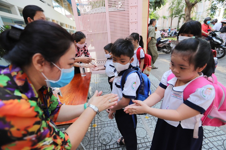 Học sinh tiểu học TP.HCM ngồi so le trong ngày trở lại trường - Ảnh 3.