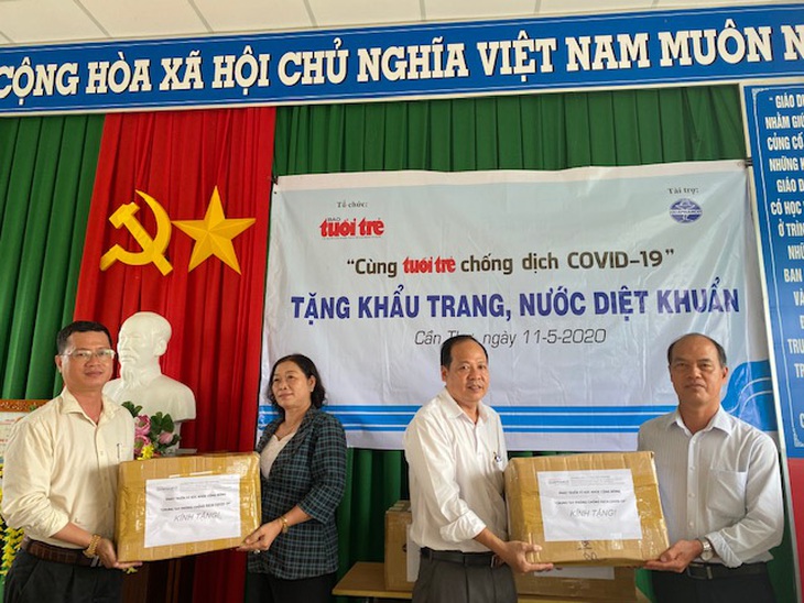 Cùng Tuổi Trẻ chống dịch COVID-19 đến với trường ven Cần Thơ - Ảnh 2.