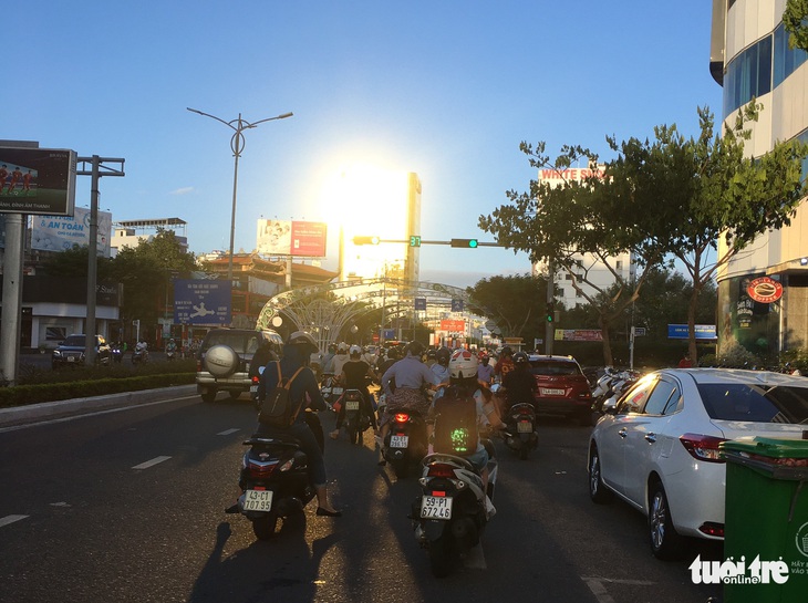 Đà Nẵng yêu cầu xử lý hai tòa nhà ốp kính phản quang trong tháng 5 - Ảnh 1.