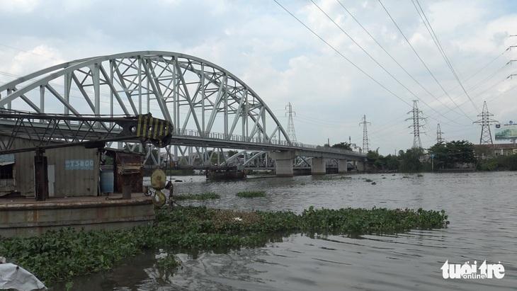 Tăng tốc ghe máy, cứu sống người phụ nữ nhảy cầu đường sắt Bình Lợi - Ảnh 3.