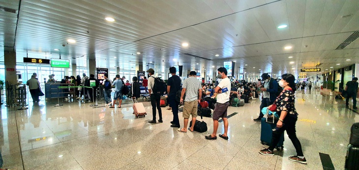 Đề nghị bỏ giãn cách ở nhà ga nội địa các sân bay - Ảnh 1. Đề nghị bỏ giãn cách ở nhà ga nội địa các sân bay - Ảnh 1.