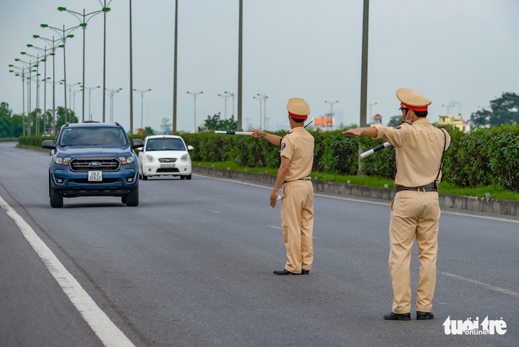 Ngày đầu CSGT kiểm tra xe dù không có dấu hiệu vi phạm ở TP.HCM, Hà Nội - Ảnh 1.