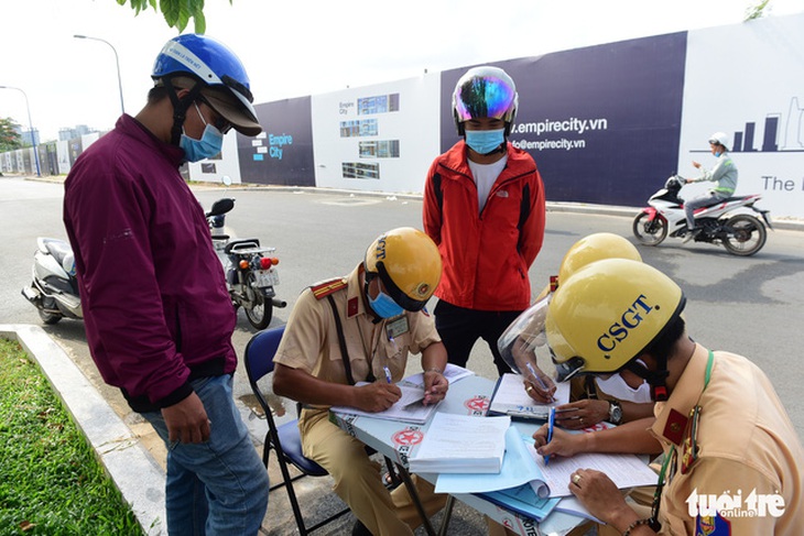 Ngày đầu CSGT kiểm tra xe dù không có dấu hiệu vi phạm ở TP.HCM, Hà Nội - Ảnh 11.