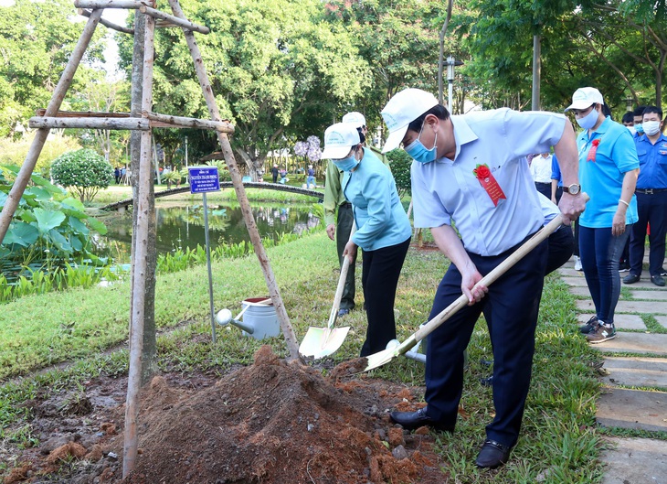 Lãnh đạo TP.HCM trồng cây, phát động Tết trồng cây đời đời nhớ ơn Bác Hồ - Ảnh 4.