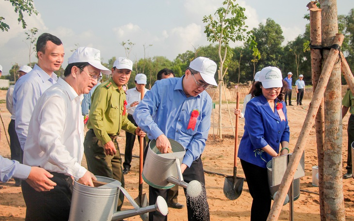 Lãnh đạo TP.HCM trồng cây, phát động 