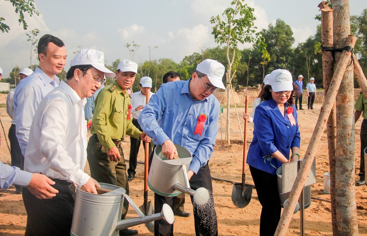 Lãnh đạo TP.HCM trồng cây, phát động Tết trồng cây đời đời nhớ ơn Bác Hồ - Ảnh 3.