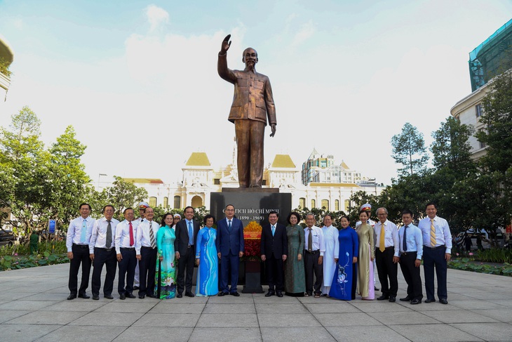 Lãnh đạo TP.HCM dâng hương tưởng niệm Chủ tịch Hồ Chí Minh - Ảnh 7.