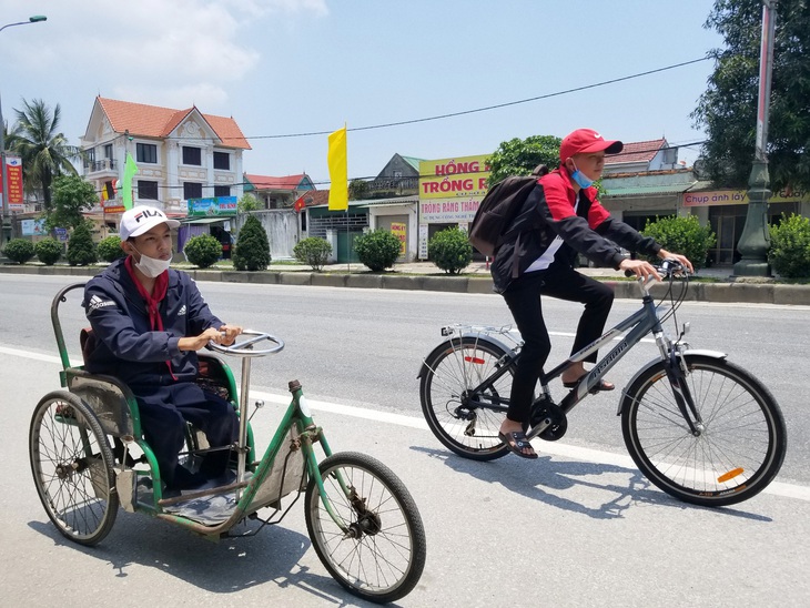 Vòng xe của đôi bạn nhỏ - Ảnh 1.