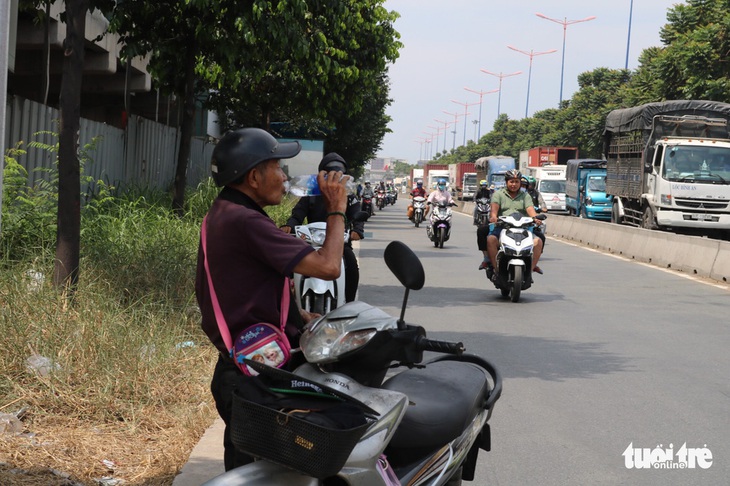 Trong khi miền Trung có nơi trên 42 độ C, Nam Bộ nắng sớm mưa chiều - Ảnh 1.