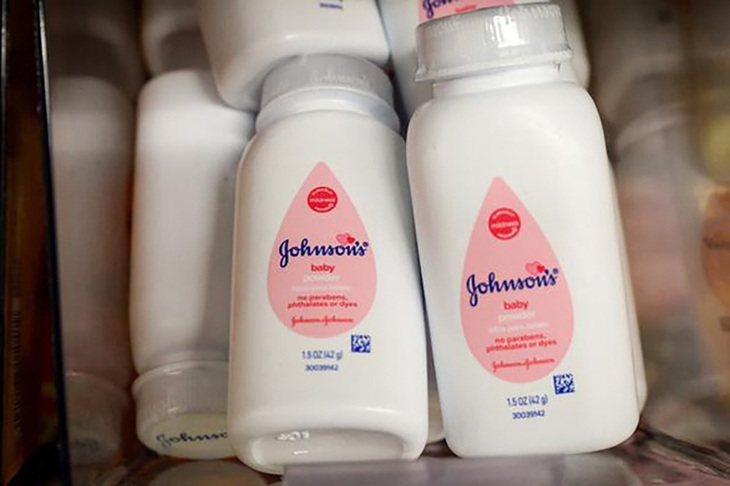 Johnson & Johnson dừng bán phấn rôm ở Mỹ, Canada: Bộ Y tế yêu cầu hãng báo cáo - Ảnh 1.