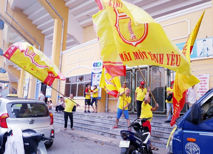 Cổ động viên thành Nam xuống đường cổ vũ trận Nam Định - Hoàng Anh Gia Lai - Ảnh 5.