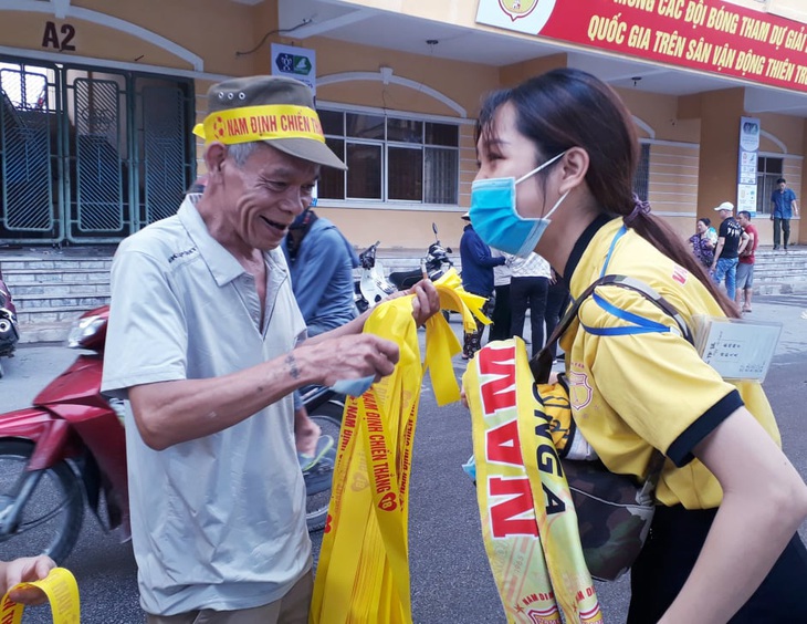 Cổ động viên thành Nam xuống đường cổ vũ trận Nam Định - Hoàng Anh Gia Lai - Ảnh 4.