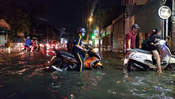 TP.HCM mưa lớn, người dân lội biển nước mênh mông về nhà - Ảnh 5.