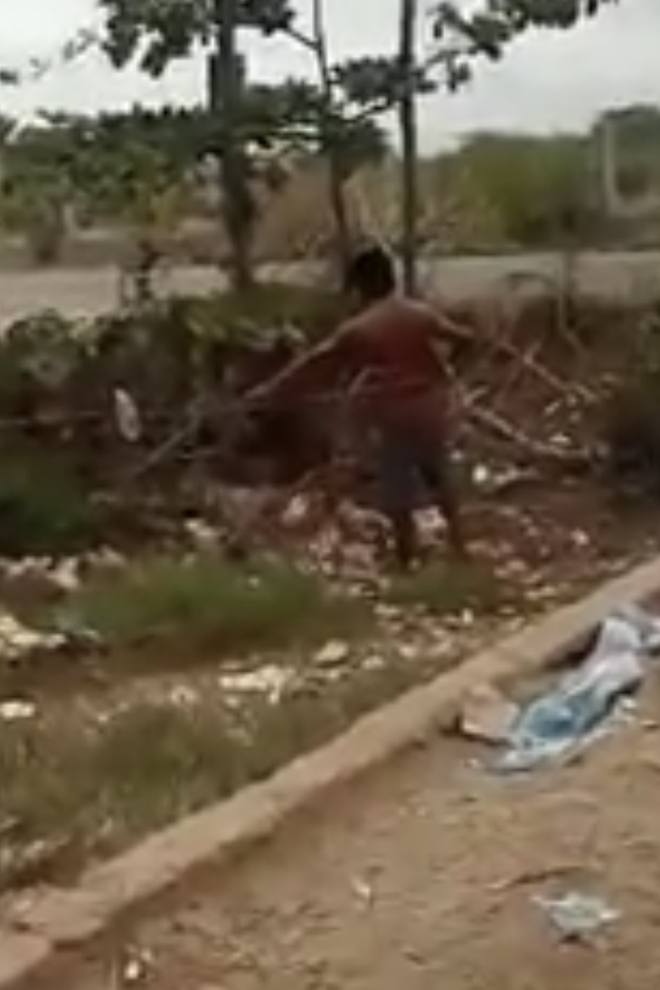 Bé 6 tuổi đổ gạo vào cát thường xuyên bị cha ruột đánh đập - Ảnh 1. Bé 6 tuổi đổ gạo vào cát thường xuyên bị cha ruột đánh đập - Ảnh 1.