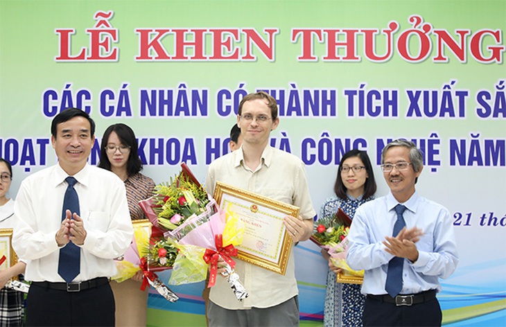Đà Nẵng trao thưởng cho các nhà khoa học ĐH Duy Tân - Ảnh 2.
