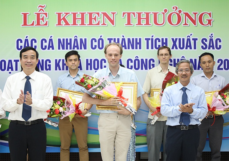 Đà Nẵng trao thưởng cho các nhà khoa học ĐH Duy Tân - Ảnh 1.