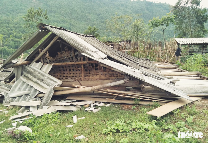 Cả trăm thanh niên lên núi giúp dân sửa nhà bị lốc xoáy đánh sập - Ảnh 2.