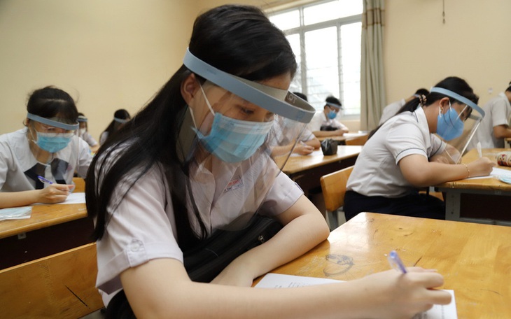 Bộ GD-ĐT: Không có quy định bắt buộc đội mũ chống giọt bắn để phòng dịch