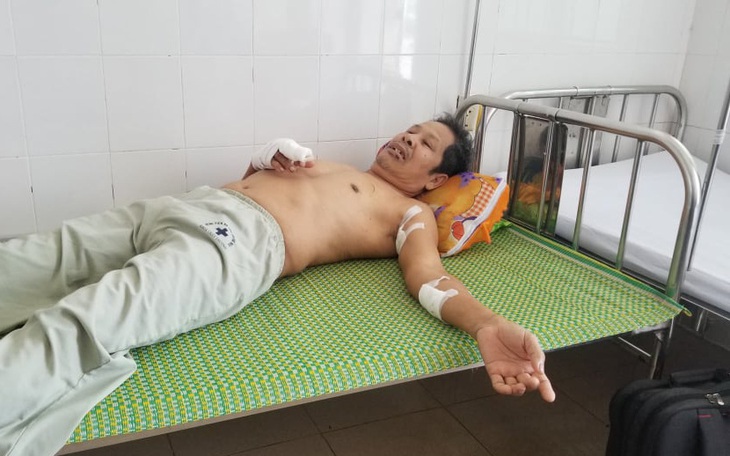 Tranh cãi vì tiếng nẹt pô, ông thương binh già bị hàng xóm chém trọng thương
