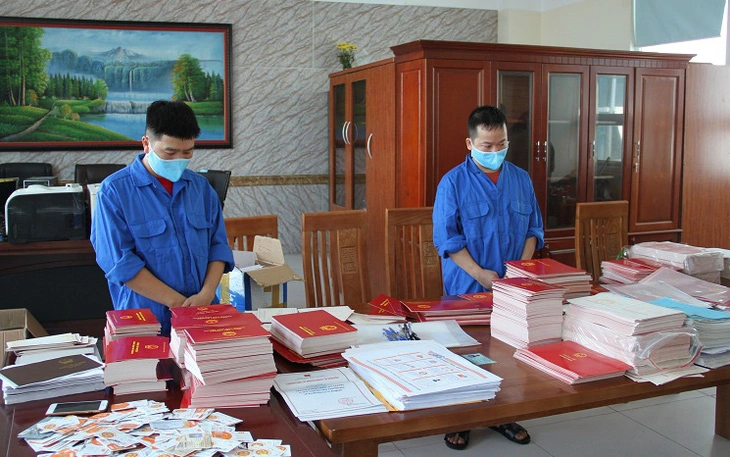 Phá đường dây làm giả hàng chục ngàn bằng tốt nghiệp, sổ đỏ, giấy phép lái xe - Ảnh 3.