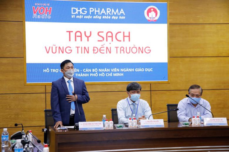 Giáo viên tiểu học được DHG Pharma tài trợ gel rửa tay phòng dịch - Ảnh 1.